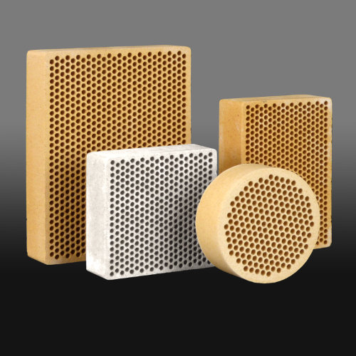 4 slévárenské díly rozdílných tvarů a velikostí